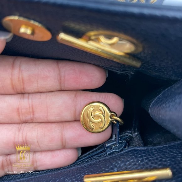 CHANEL VINTAGE DARK BLUE CAVIAR LEATHER SHOULDER BAG - Picture 11 of 11